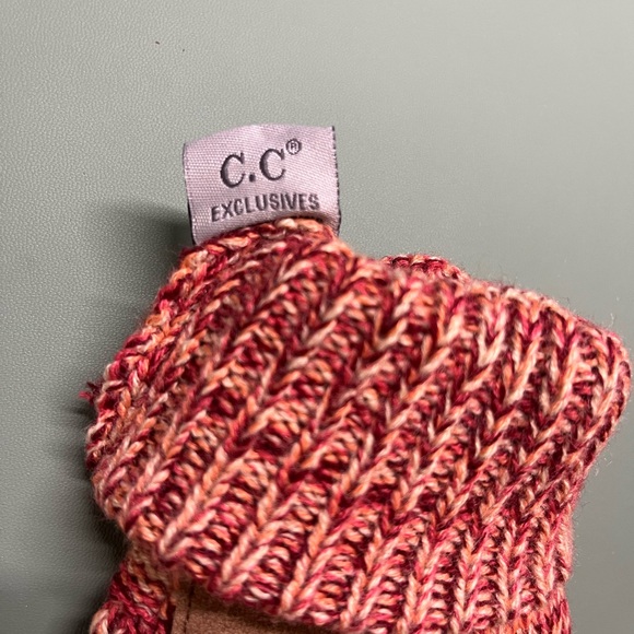C.C Exclusive Knit Gloves in Maroon, Red and Pink NWOT - Picture 3 of 3